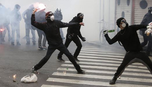 Guastafeste o guerriglieri? Guastafeste o guerriglieri?